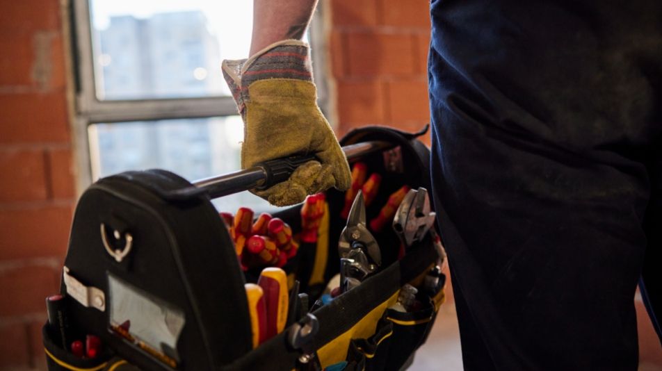 Ouvrier avec une boîte à outils