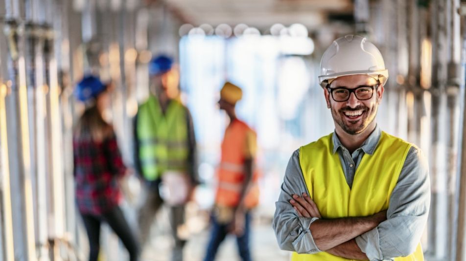 Architecte ou ingénieur avec son casque blanc sur un chantier à l'intérieur d'un bâtiment