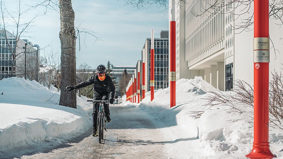 Cycliste sur le campus en hiver