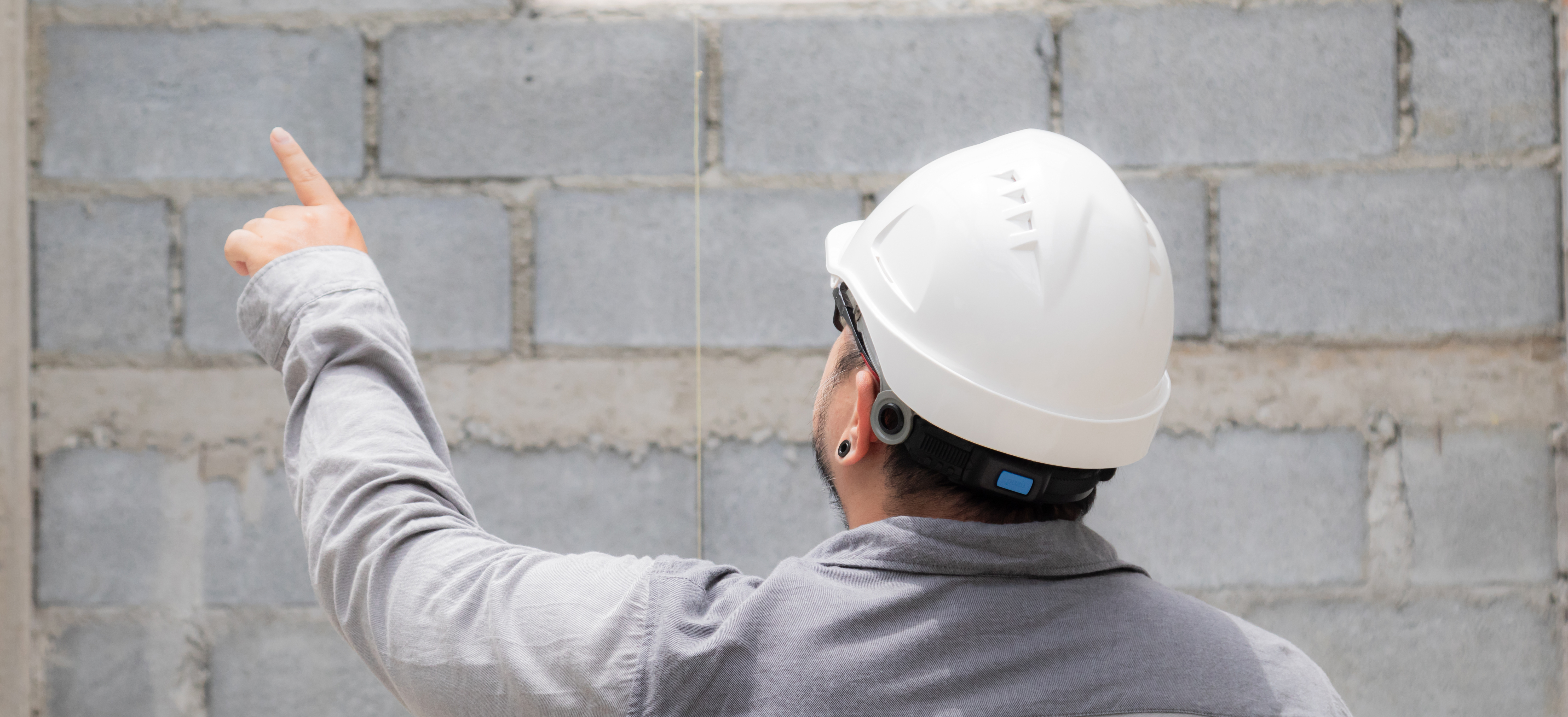 Un professionnel qui inspecte un bâtiment