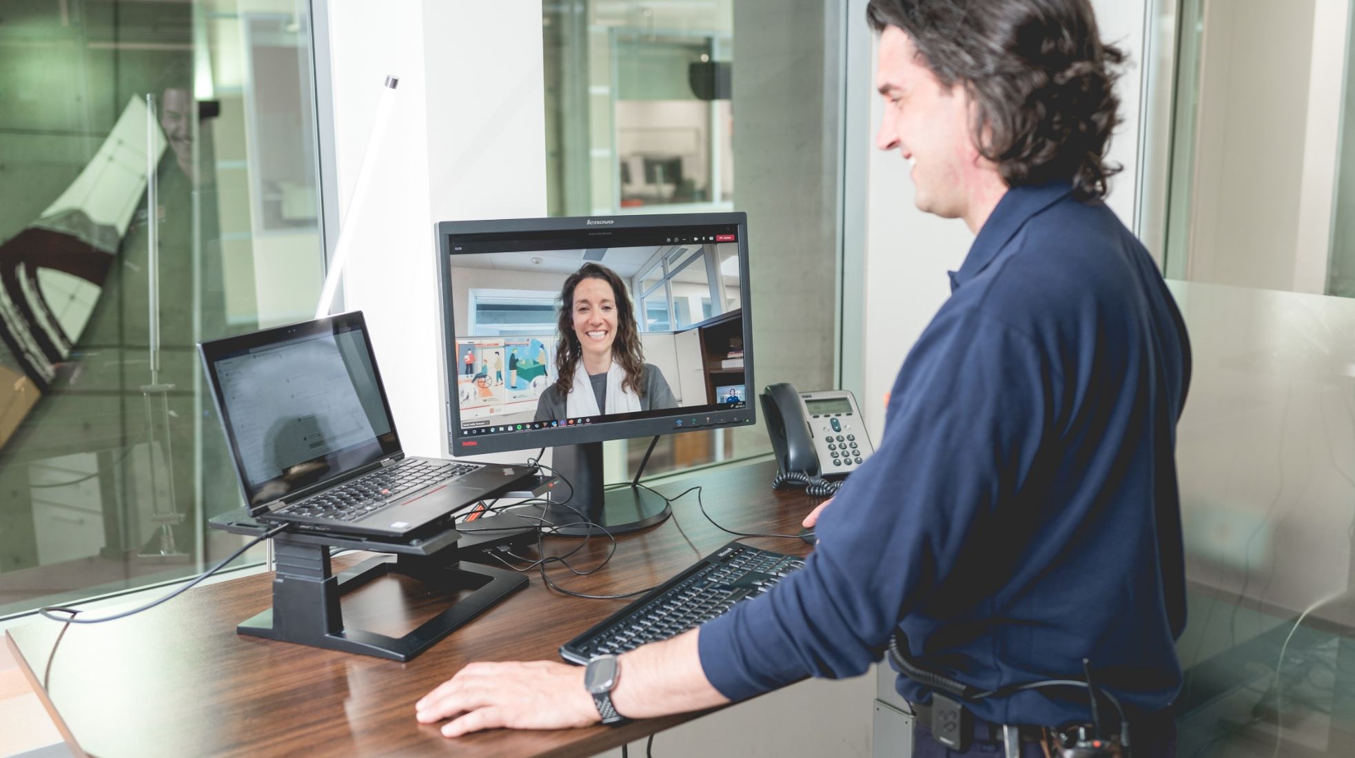 Un professionnel qui participe à une rencontre virtuelle sur son poste de travail.