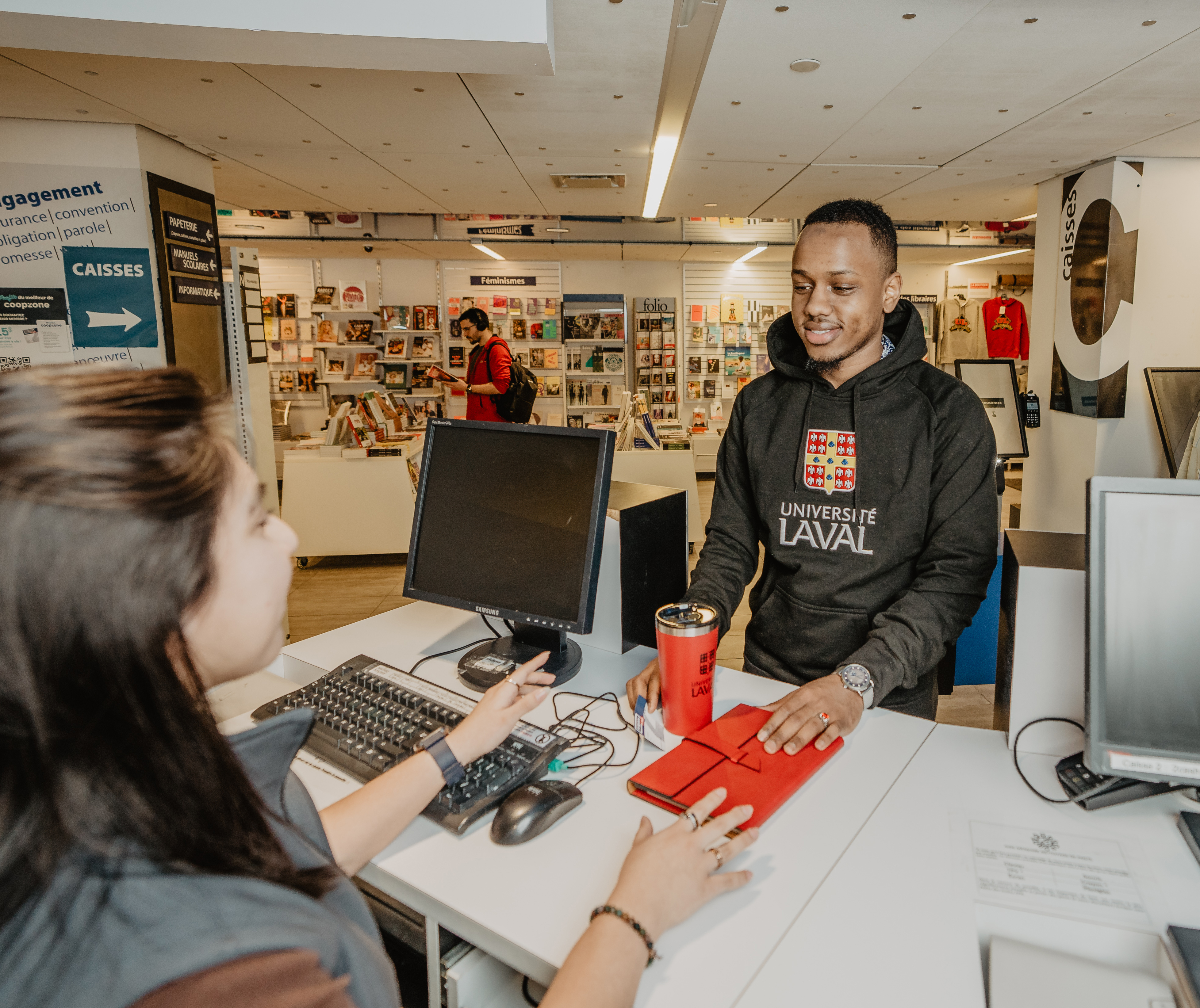 Étudiants à la boutique Coop Zone du campus