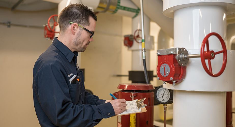 technicien dans une salle mécanique