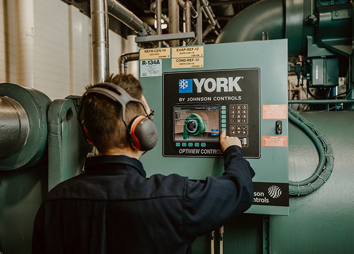 technicien qui programme une machine